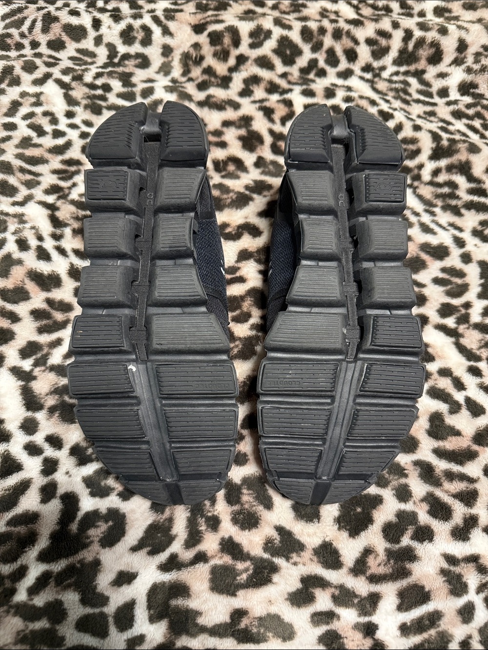 On Running Women's All-Black Trail Sneakers - Picture 4 of 6